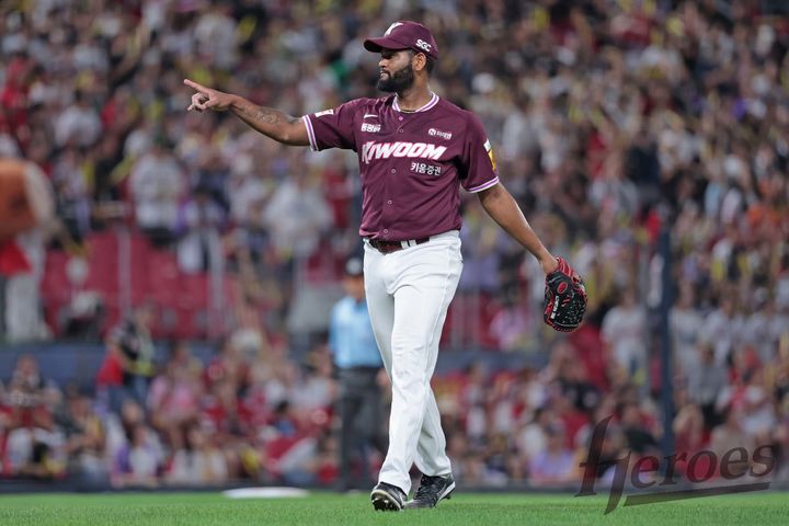 [서울=뉴시스] 프로야구 키움 히어로즈 라울 알칸타라가 20일 광주-기아챔피언스필드에서 열린 2025 신한 쏠뱅크 KBO리그 KIA 타이거즈와의 경기에 선발 등판해 아웃카운트를 잡은 야수를 가리키고 있다. (사진=키움 히어로즈 제공) 2025.08.20.