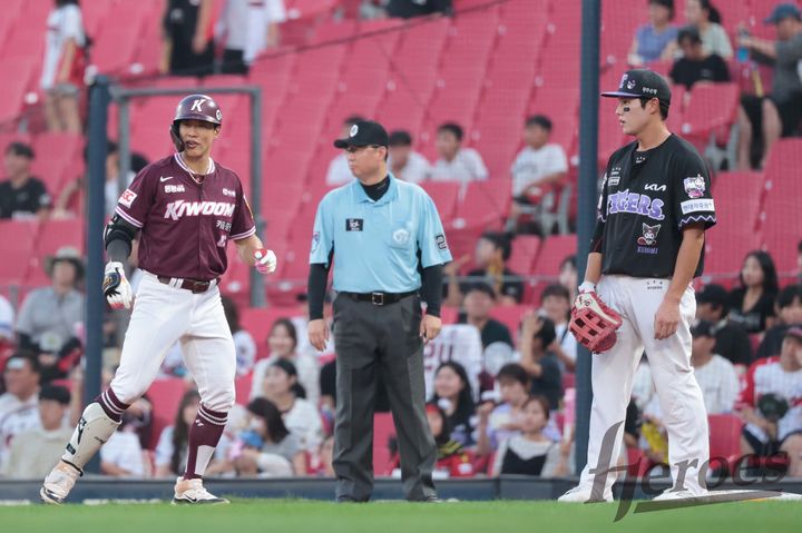 [서울=뉴시스] 프로야구 키움 히어로즈 송성문이 20일 광주-기아챔피언스필드에서 열린 2025 신한 쏠뱅크 KBO리그 KIA 타이거즈와의 경기에서 안타를 친 뒤 세리머니를 하고 있다. (사진=키움 히어로즈 제공) 2025.08.20.