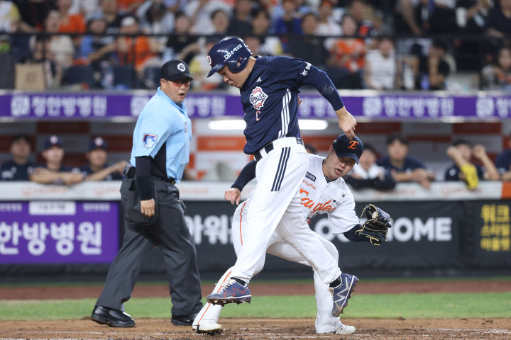 [서울=뉴시스] 프로야구 두산 베어스 양의지가 20일 대전 한화생명볼파크에서 열린 2025 신한 쏠뱅크 KBO리그 한화 이글스와의 경기에서 득점을 올리고 있다. (사진=두산 베어스 제공) 2025.08.20.