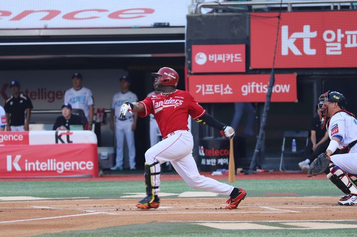 [서울=뉴시스] 프로야구 SSG 랜더스 기예르모 에레디아가 19일 수원 KT위즈파크에서 열린 2025 신한 쏠뱅크 KBO리그 KT 위즈와의 경기에서 안타를 치고 있다. (사진=SSG 랜더스 제공) 2025.08.19. *재판매 및 DB 금지