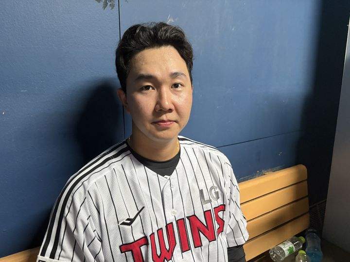 [서울=뉴시스] 신유림 기자 = 프로야구 LG 트윈스의 마무리 투수 유영찬이 20일 잠실구장에서 열린 2025 신한 쏠뱅크 KBO리그 롯데 자이언츠와의 경기에 8회 등판해 1⅔이닝 1피안타 1볼넷 3탈삼진을 기록한 뒤 수훈 인터뷰에 임하고 있다. 2025.08.20. photo@newsis.com *재판매 및 DB 금지