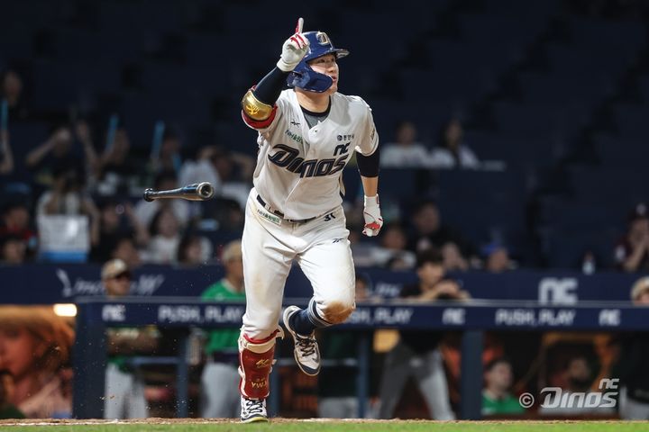 [서울=뉴시스] 프로야구 NC 다이노스 최원준이 7일 창원NC파크에서 열린 2025 신한 쏠뱅크 KBO리그 키움 히어로즈와의 경기에서 안타를 친 뒤 세리머니를 하고 있다. (사진=NC 다이노스 제공) 2025.08.07. *재판매 및 DB 금지