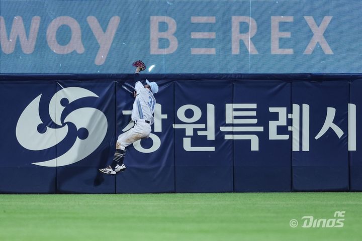 [서울=뉴시스] 프로야구 NC 다이노스 최원준이 17일 창원NC파크에서 열린 2025 신한 쏠뱅크 KBO리그 한화 이글스와의 경기에서 호수비를 펼치고 있다. (사진=NC 다이노스 제공) 2025.08.17. *재판매 및 DB 금지