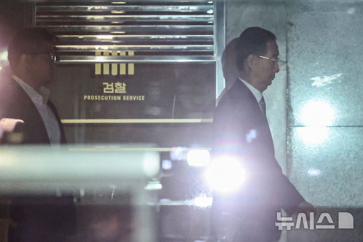 [서울=뉴시스] 권창회 기자 = 한덕수 전 국무총리가 20일 서울 서초구 서울고등검찰청에 마련된 조은석 내란특검 사무실에서 12.3 비상계엄 방조 등 혐의로 피의자 조사를 마친 뒤 귀가하고 있다. 2025.08.20. kch0523@newsis.com