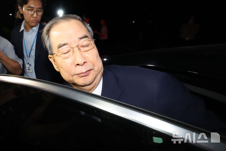 [서울=뉴시스] 권창회 기자 = 한덕수 전 국무총리가 20일 서울 서초구 서울고등검찰청에 마련된 조은석 내란특검 사무실에서 12.3 비상계엄 방조 등 혐의로 피의자 조사를 마친 뒤 귀가하고 있다. 2025.08.20. kch0523@newsis.com
