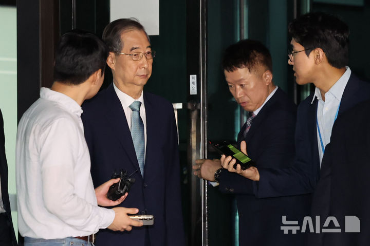 [서울=뉴시스] 권창회 기자 = 한덕수 전 국무총리가 20일 서울 서초구 서울고등검찰청에 마련된 조은석 내란특검 사무실에서 12.3 비상계엄 방조 등 혐의로 피의자 조사를 마친 뒤 귀가하고 있다. 2025.08.20. kch0523@newsis.com
