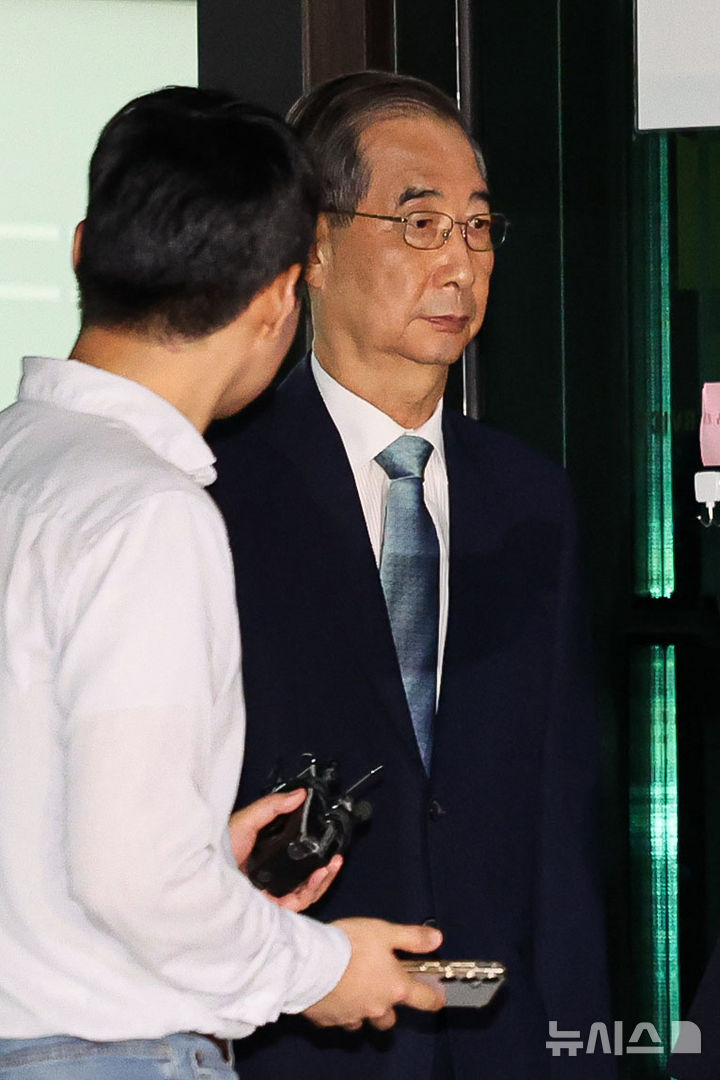 [서울=뉴시스] 권창회 기자 = 한덕수 전 국무총리가 20일 서울 서초구 서울고등검찰청에 마련된 조은석 내란특검 사무실에서 12.3 비상계엄 방조 등 혐의로 피의자 조사를 마친 뒤 귀가하고 있다. 2025.08.20. kch0523@newsis.com