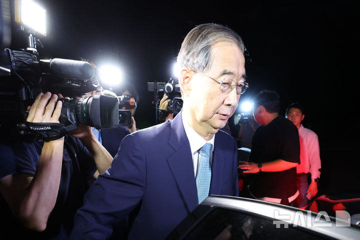 [서울=뉴시스] 권창회 기자 = 한덕수 전 국무총리가 20일 서울 서초구 서울고등검찰청에 마련된 조은석 내란특검 사무실에서 12.3 비상계엄 방조 등 혐의로 피의자 조사를 마친 뒤 귀가하고 있다. 2025.08.20. kch0523@newsis.com