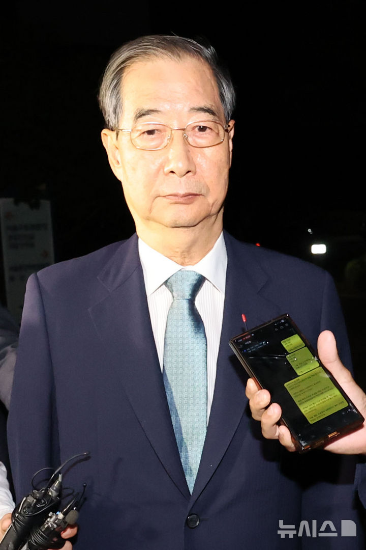 [서울=뉴시스] 권창회 기자 = 한덕수 전 국무총리가 20일 서울 서초구 서울고등검찰청에 마련된 조은석 내란특검 사무실에서 12.3 비상계엄 방조 등 혐의로 피의자 조사를 마친 뒤 귀가하고 있다. 2025.08.20. kch0523@newsis.com