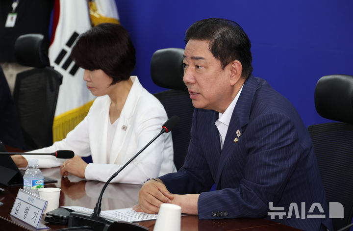 [서울=뉴시스] 김금보 기자 = 김병기 더불어민주당 원내대표가 20일 오전 서울 여의도 국회 의원회관에서 열린 '새정부 경제성장전략 당정협의회'에서 발언을 하고 있다. 2025.08.20. kgb@newsis.com