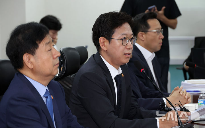 [서울=뉴시스] 김금보 기자 = 배경훈 과학기술정보통신부 장관이 20일 오전 서울 여의도 국회 의원회관에서 열린 '새정부 경제성장전략 당정협의회'에서 발언을 하고 있다. 2025.08.20. kgb@newsis.com