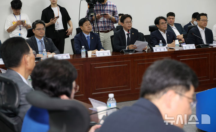 [서울=뉴시스] 김금보 기자 = 배경훈 과학기술정보통신부 장관이 20일 오전 서울 여의도 국회 의원회관에서 열린 '새정부 경제성장전략 당정협의회'에서 발언을 하고 있다. 2025.08.20. kgb@newsis.com