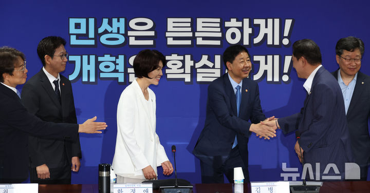[서울=뉴시스] 김금보 기자 = 김병기 더불어민주당 원내대표와 구윤철 부총리 겸 기획재정부 장관이 20일 오전 서울 여의도 국회 의원회관에서 열린 '새정부 경제성장전략 당정협의회'에서 악수를 하고 있다. 2025.08.20. kgb@newsis.com