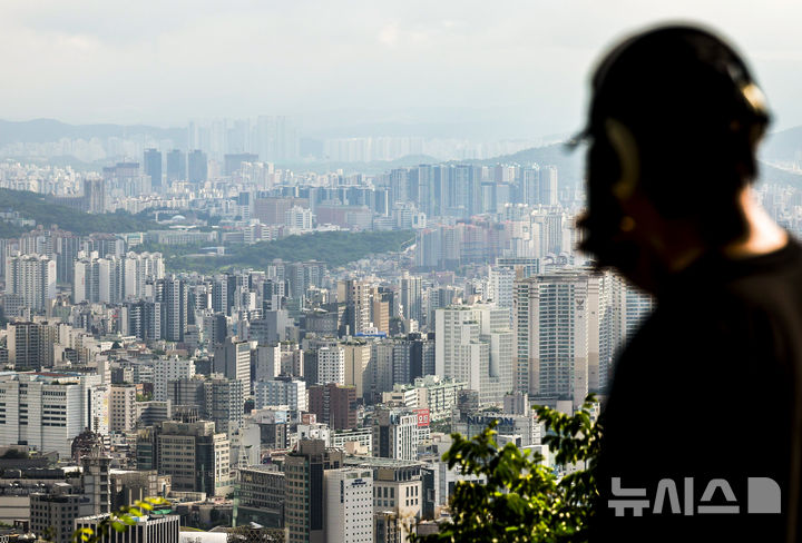 [서울=뉴시스] 정병혁 기자 = 20일 서울 중구 남산에서 서울시내 아파트가 보이고 있다. 2025.08.20. jhope@newsis.com
