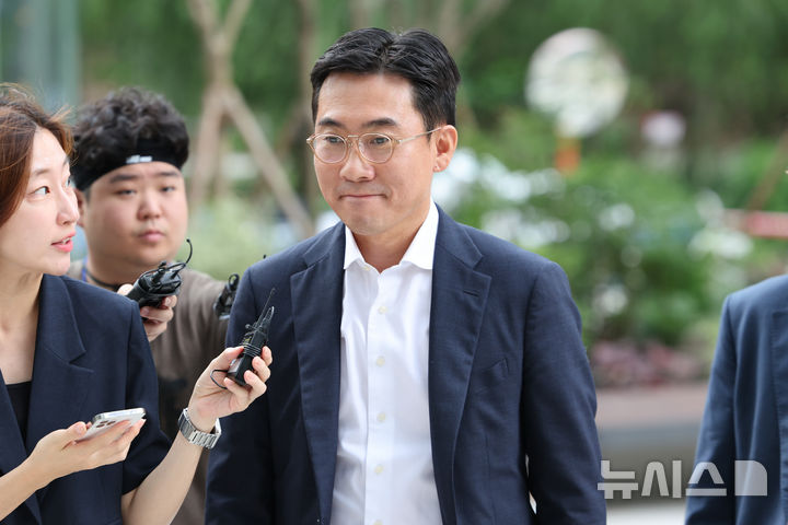 [서울=뉴시스] 황준선 기자 = ‘김건희 집사 게이트' 의혹에 연루된 혐의를 받는 조영탁 IMS모빌리티 대표가 조사를 받기 위해 20일 오전 서울 종로구 김건희 특검팀(특별검사 민중기) 사무실로 출석하고 있다. 2025.08.20. hwang@newsis.com