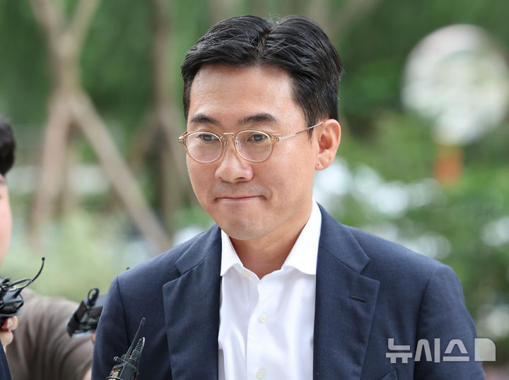 [서울=뉴시스] 황준선 기자 = ‘김건희 집사 게이트' 의혹에 연루된 혐의를 받는 조영탁 IMS모빌리티 대표가 조사를 받기 위해 지난 20일 오전 서울 종로구 김건희 특검팀(특별검사 민중기) 사무실로 출석하고 있다. 2025.08.26. hwang@newsis.com