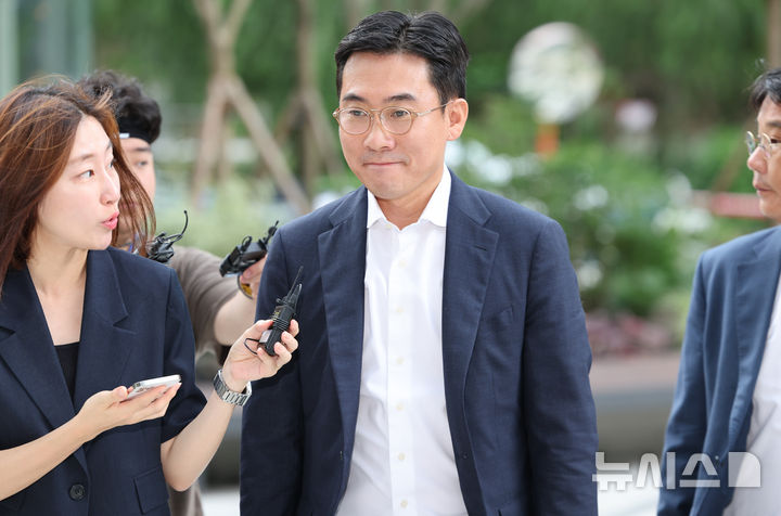[서울=뉴시스] 황준선 기자 = ‘김건희 집사 게이트' 의혹에 연루된 혐의를 받는 조영탁 IMS모빌리티 대표가 조사를 받기 위해 20일 오전 서울 종로구 김건희 특검팀(특별검사 민중기) 사무실로 출석하고 있다. 2025.08.20. hwang@newsis.com