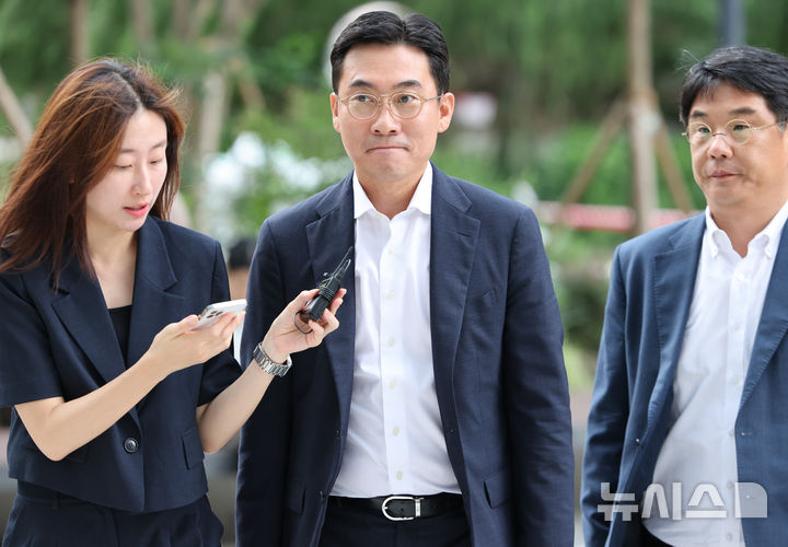 [서울=뉴시스] 황준선 기자 = 김건희 여사와의 친분을 내세워 투자금을 유치 받았다는 이른바 '집사게이트' 의혹에 연루된 조영탁 IMS모빌리티 대표 등에 대한 재판이 오는 16일 본격 시작된다. 사진은 지난해 8월 20일 조 대표가 조사를 받기 위해 서울 종로구 김건희 특검팀(특별검사 민중기) 사무실로 출석하는 모습. 2026.03.10. hwang@newsis.com