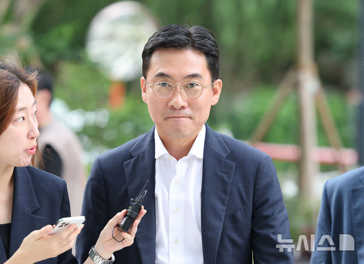 [서울=뉴시스] 황준선 기자 = ‘김건희 집사 게이트' 의혹에 연루된 혐의를 받는 조영탁 IMS모빌리티 대표가 조사를 받기 위해 20일 오전 서울 종로구 김건희 특검팀(특별검사 민중기) 사무실로 출석하고 있다. 2025.08.20. hwang@newsis.com