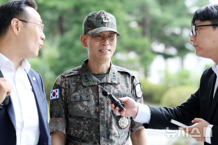 [서울=뉴시스] 조성우 기자 = 평양 무인기 침투 관여 의혹을 받는 김용대 드론작전사령관이 20일 오전 서울 서초구 서울고등검찰청에 마련된 내란특검 사무실에 피의자 신분으로 출석하고 있다. 2025.08.20. xconfind@newsis.com