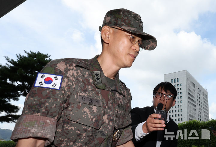 [서울=뉴시스] 조성우 기자 = 평양 무인기 침투 관여 의혹을 받는 김용대 드론작전사령관이 20일 오전 서울 서초구 서울고등검찰청에 마련된 내란특검 사무실에 피의자 신분으로 출석하고 있다. 2025.08.20. xconfind@newsis.com