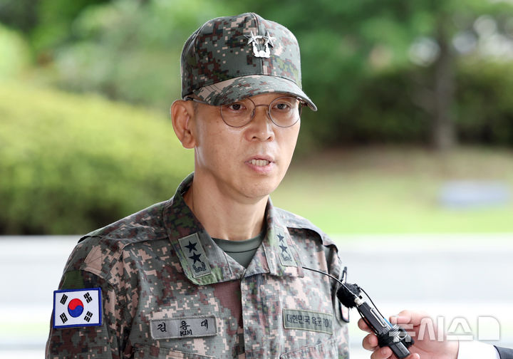 [서울=뉴시스] 조성우 기자 = 평양 무인기 침투 관여 의혹을 받는 김용대 드론작전사령관이 20일 오전 서울 서초구 서울고등검찰청에 마련된 내란특검 사무실에 피의자 신분으로 출석하며 취재진 질문에 답변하고 있다. 2025.08.20. xconfind@newsis.com