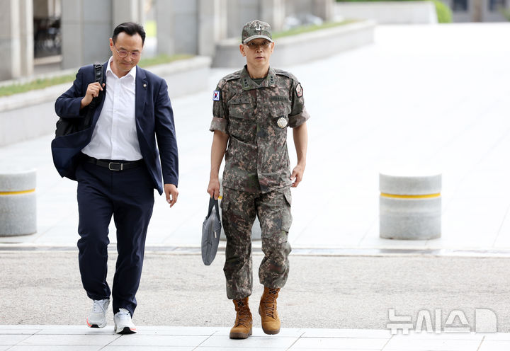 [서울=뉴시스] 조성우 기자 = 평양 무인기 침투 관여 의혹을 받는 김용대 드론작전사령관이 20일 오전 서울 서초구 서울고등검찰청에 마련된 내란특검 사무실에 피의자 신분으로 출석하고 있다. 2025.08.20. xconfind@newsis.com