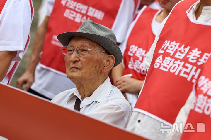 [파주=뉴시스] 최진석 기자 = 전쟁포로인 비전향장기수 안학섭 씨가 20일 경기 파주 임진강역 앞에서 열린 안학섭선생송환추진단 1차 결의대회에서 생각에 잠겨 있다. 2025.08.20. myjs@newsis.com