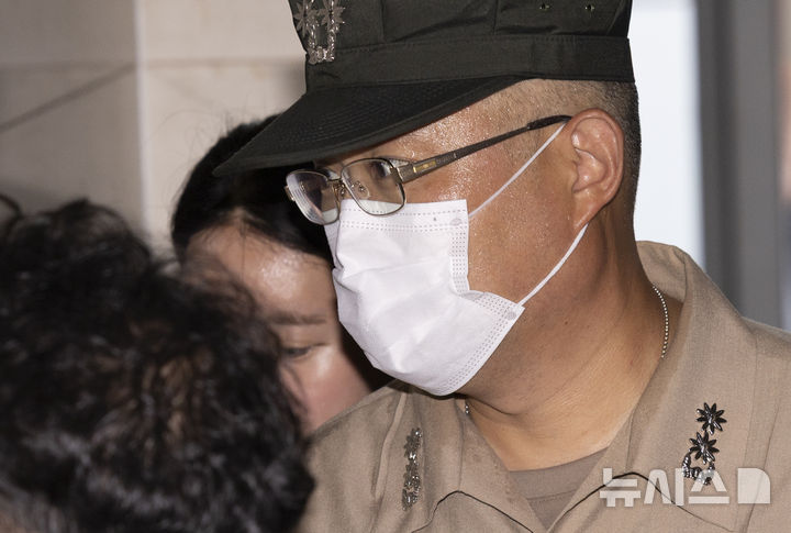 [서울=뉴시스] 김근수 기자 = 최진규 전 해병대 포11대대장이 20일 서울 서초구 순직해병 특검팀(이명현 특별검사) 사무실로 출석하고 있다. 2025.08.20. ks@newsis.com