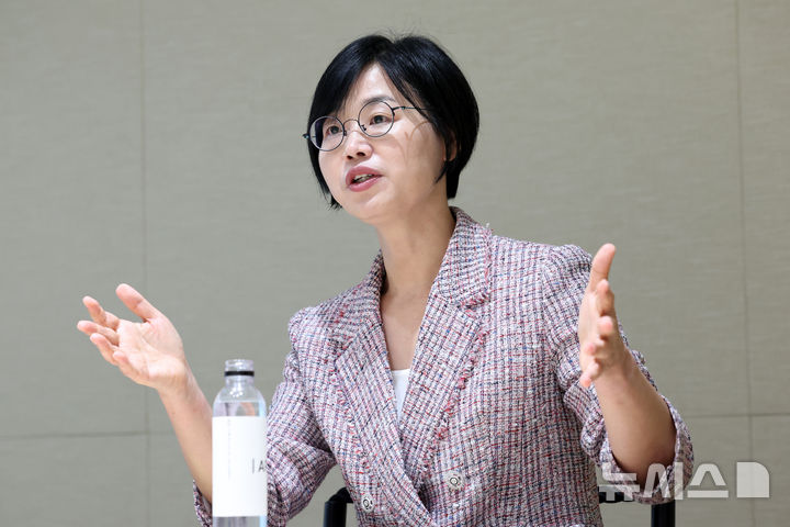 [서울=뉴시스] 박진희 기자 = 박선희 GS문화재단 대표가 지난 19일 서울 강남구 GS아트센터에서 인터뷰 하고 있다. 2025.08.25. pak7130@newsis.com