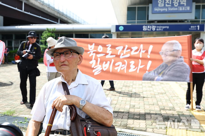 [파주=뉴시스] 최진석 기자 = 전쟁포로인 비전향장기수 안학섭 씨가 20일 경기 파주 임진강역 앞에서 열린 안학섭선생송환추진단 1차 결의대회를 마친 후 생각에 잠겨 있다. 2025.08.20. myjs@newsis.com