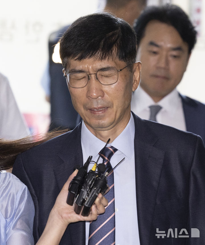 [서울=뉴시스] 김근수 기자 = 임기훈 전 국가안보실 국방비서관이 20일 서울 서초구 순직해병 특검팀(이명현 특별검사) 사무실로 출석하고 있다. 2025.08.20. ks@newsis.com