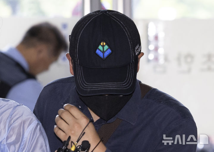 [서울=뉴시스] 김근수 기자 = 특검이 박정훈 전 해병대 수사단장(준장)에 대한 구속영장에 허위 내용을 기재한 혐의로 기소된 전·현직 군검사들에게 실형을 구형했다. 사진은 염보현 군검사(육군 소령)가 지난해 8월 20일 순직해병 특검팀 사무실로 출석하는 모습. 2026.04.20. ks@newsis.com