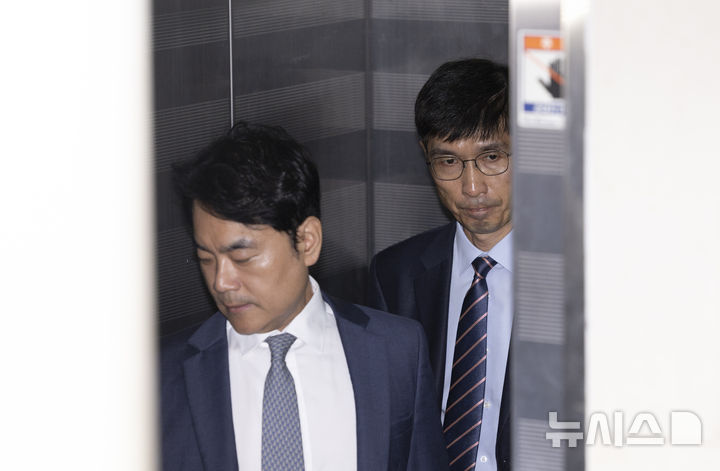 [서울=뉴시스] 김근수 기자 = 임기훈 전 국가안보실 국방비서관이 20일 서울 서초구 순직해병 특검팀(이명현 특별검사) 사무실로 출석하고 있다. 2025.08.20. ks@newsis.com