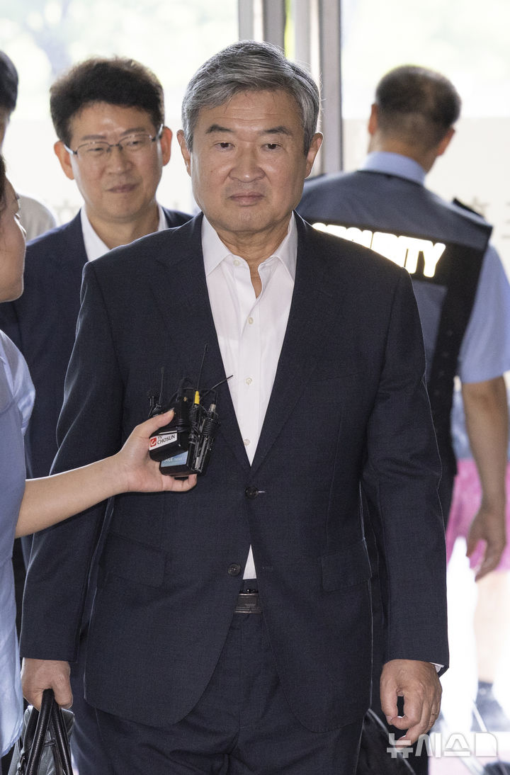 [서울=뉴시스] 김근수 기자 = 조태용 전 국가정보원장이 20일 서울 서초구 순직해병 특검팀(이명현 특별검사) 사무실에 조사를 받기위해 출석하고 있다. 2025.08.20. ks@newsis.com