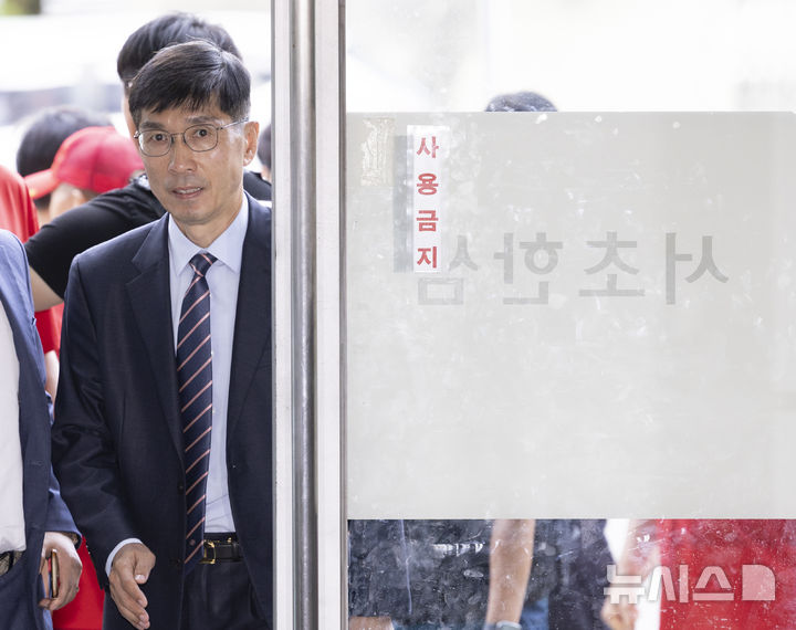 [서울=뉴시스] 김근수 기자 = 임기훈 전 국가안보실 국방비서관이 20일 서울 서초구 순직해병 특검팀(이명현 특별검사) 사무실로 출석하고 있다. 2025.08.20. ks@newsis.com