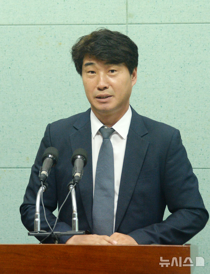 [전주=뉴시스] 김얼 기자 = 양준화 조국혁신당 완진무장 위원장이 20일 전북 전주시 전북특별자치도의회 기자회견장에서 '완주-전주 통합 갈등 해결을 위한 기자회견'을 열고 질의에 답변하고 있다. 2025.08.20. pmkeul@newsis.com