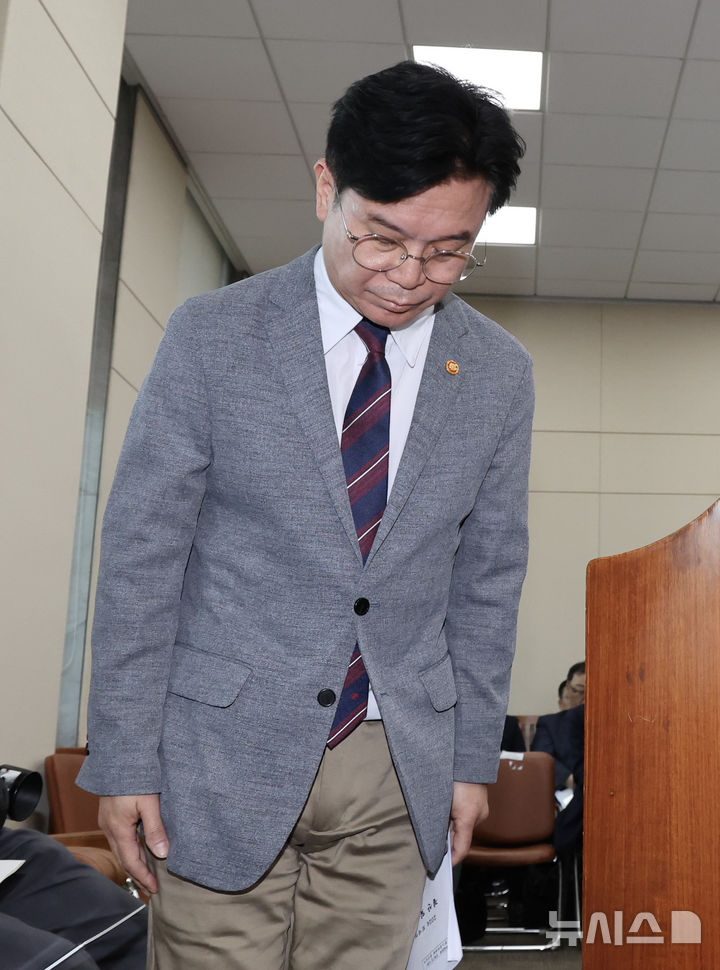 [서울=뉴시스] 김명년 기자 = 김영훈 고용노동부 장관이 20일 오전 서울 여의도 국회 환경노동위원회 전체회의에서 고개 숙여 인사하고 있다. 이날 김 장관은 지난 19일 발생한 경북 청도 열차 사망사고에 대해 사과했다. 2025.08.20. kmn@newsis.com