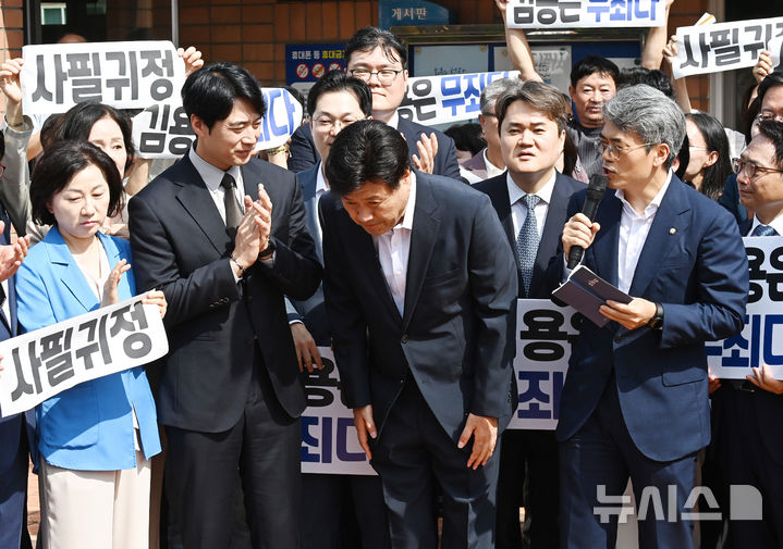 [화성=뉴시스] 김종택 기자 = 정치자금법위반·특정범죄 가중처벌법상 뇌물 혐의로 기소된 김용 전 민주연구원 부원장이 20일 경기 화성시 마도면 화성직업훈련교도소에서 보석으로 석방돼 지지자들에게 인사하고 있다. 2025.08.20. jtk@newsis.com