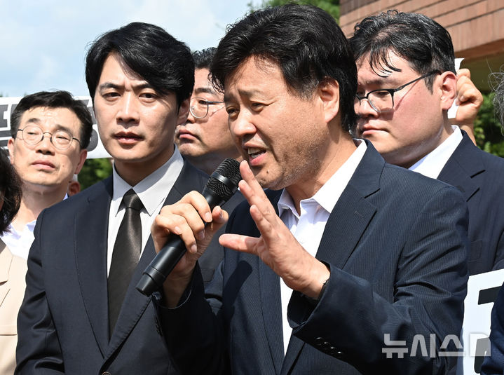 [화성=뉴시스] 김종택 기자 = 정치자금법위반·특정범죄 가중처벌법상 뇌물 혐의로 기소된 김용 전 민주연구원 부원장이 20일 경기 화성시 마도면 화성직업훈련교도소에서 보석 석방돼 취재진에게 입장을 밝히고 있다. 2025.08.20. jtk@newsis.com