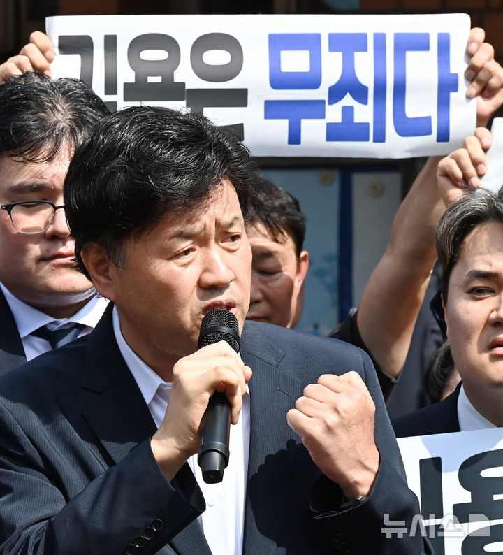 [화성=뉴시스] 김종택 기자 = 정치자금법위반·특정범죄 가중처벌법상 뇌물 혐의로 기소된 김용 전 민주연구원 부원장이 20일 경기 화성시 마도면 화성직업훈련교도소에서 보석 석방돼 취재진에게 입장을 밝히고 있다. 2025.08.20. jtk@newsis.com