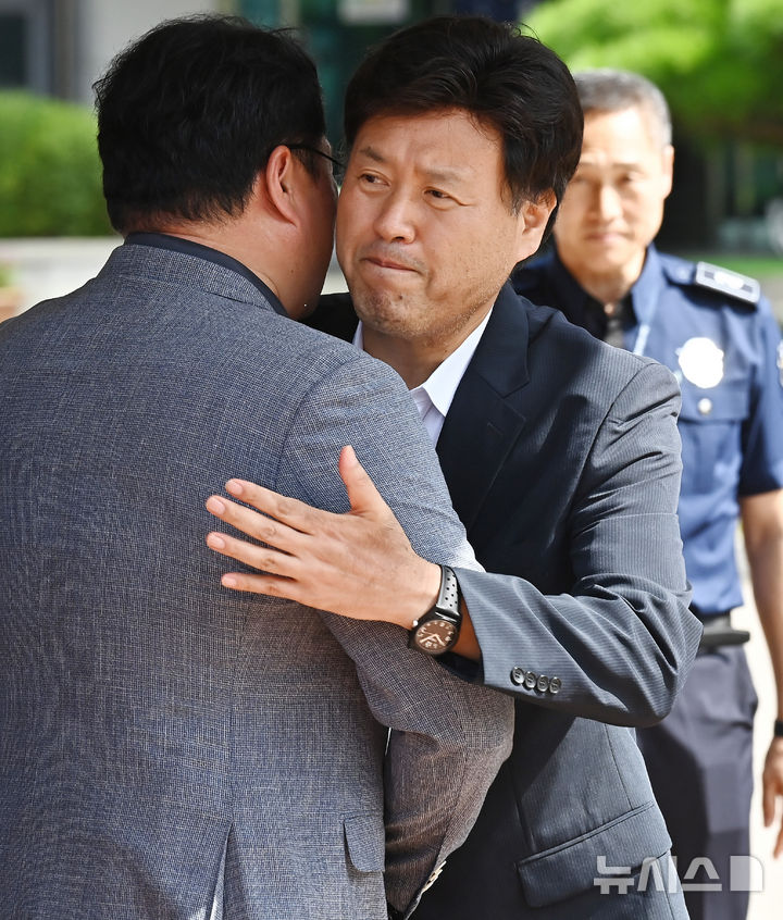 [화성=뉴시스] 김종택 기자 = 정치자금법위반·특정범죄 가중처벌법상 뇌물 혐의로 기소된 김용 전 민주연구원 부원장이 20일 경기 화성시 마도면 화성직업훈련교도소에서 보석으로 석방돼 나오고 있다. 2025.08.20. jtk@newsis.com