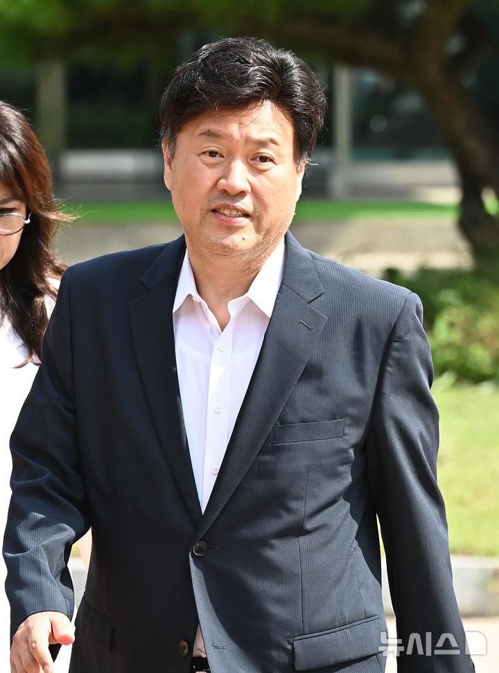 [화성=뉴시스] 김종택 기자 = 정치자금법위반·특정범죄 가중처벌법상 뇌물 혐의로 기소된 김용 전 민주연구원 부원장이 20일 경기 화성시 마도면 화성직업훈련교도소에서 보석으로 석방돼 나오고 있다. 2025.08.20. jtk@newsis.com