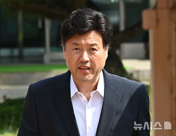 [화성=뉴시스] 김종택 기자 = 정치자금법위반·특정범죄 가중처벌법상 뇌물 혐의로 기소된 김용 전 민주연구원 부원장이 20일 경기 화성시 마도면 화성직업훈련교도소에서 보석으로 석방돼 나오고 있다. 2025.08.20. jtk@newsis.com