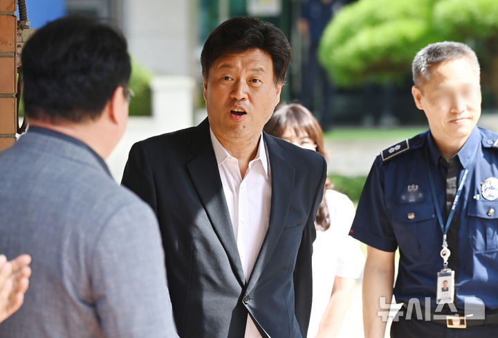 [화성=뉴시스] 김종택 기자 = 정치자금법위반·특정범죄 가중처벌법상 뇌물 혐의로 기소된 김용 전 민주연구원 부원장이 20일 경기 화성시 마도면 화성직업훈련교도소에서 보석으로 석방돼 나오고 있다. 2025.08.20. jtk@newsis.com