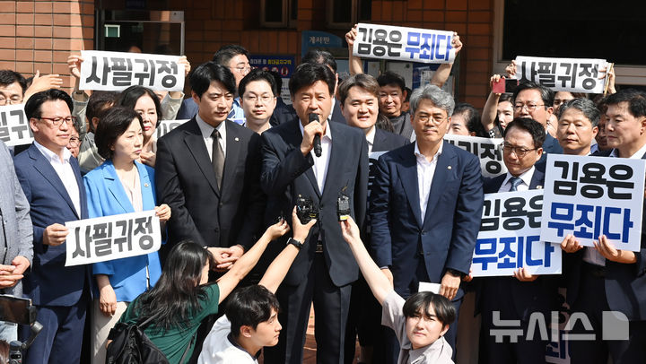 [화성=뉴시스] 김종택 기자 = 정치자금법위반·특정범죄 가중처벌법상 뇌물 혐의로 기소된 김용 전 민주연구원 부원장이 20일 경기 화성시 마도면 화성직업훈련교도소에서 보석 석방돼 취재진에게 입장을 밝히고 있다. 2025.08.20. jtk@newsis.com