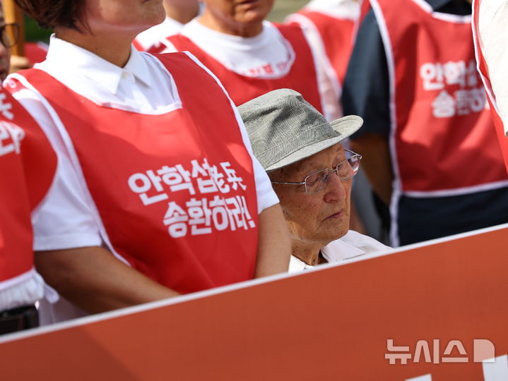 [파주=뉴시스] 최진석 기자 = 전쟁포로인 비전향장기수 안학섭 씨가 20일 경기 파주 임진강역 앞에서 열린 안학섭선생송환추진단 1차 결의대회에서 생각에 잠겨 있다. 2025.08.20. myjs@newsis.com
