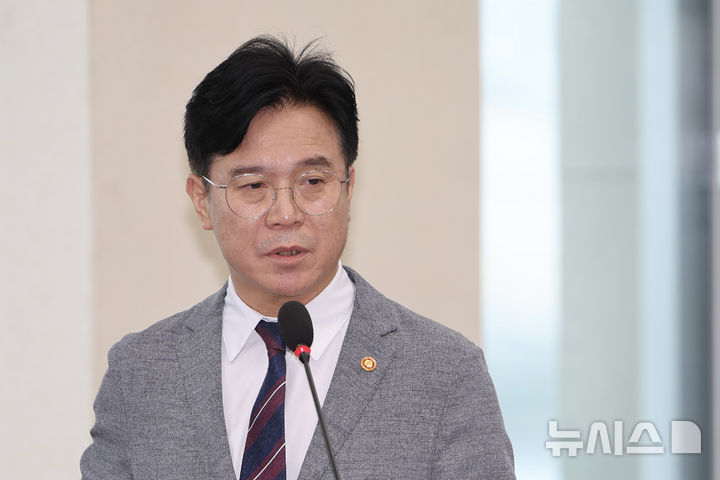 [서울=뉴시스] 김명년 기자 = 김영훈 고용노동부 장관이 20일 오전 서울 여의도 국회 환경노동위원회 전체회의에서 발언하고 있다. 2025.08.20. kmn@newsis.com