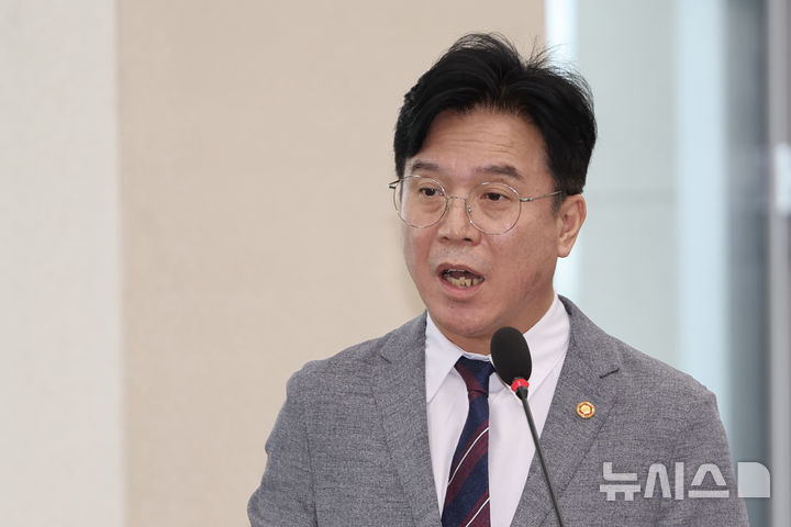 [서울=뉴시스] 김명년 기자 = 김영훈 고용노동부 장관이 20일 오전 서울 여의도 국회 환경노동위원회 전체회의에서 발언하고 있다. 2025.08.20. kmn@newsis.com