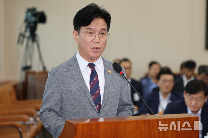 [서울=뉴시스] 김명년 기자 = 김영훈 고용노동부 장관이 20일 오전 서울 여의도 국회 환경노동위원회 전체회의에서 발언하고 있다. 2025.08.20. kmn@newsis.com